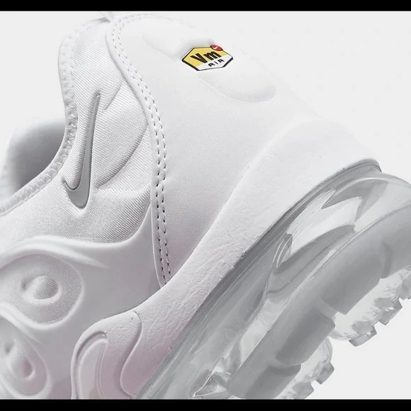 NIKE AIR VAPORMAX PLUS WHITE MENS SIZE 9.5 BRAND NEW W/BOX (924453-100)